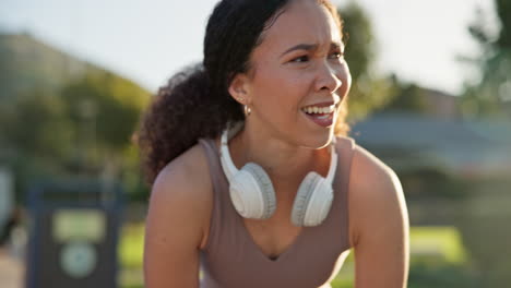 fitness, ejercicio y mujer cansada de correr