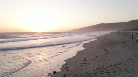 Puesta-De-Sol-Vibrante-En-La-Playa-De-Zuma-En-La-Costa-Costera-De-Malibu,-California---Antena