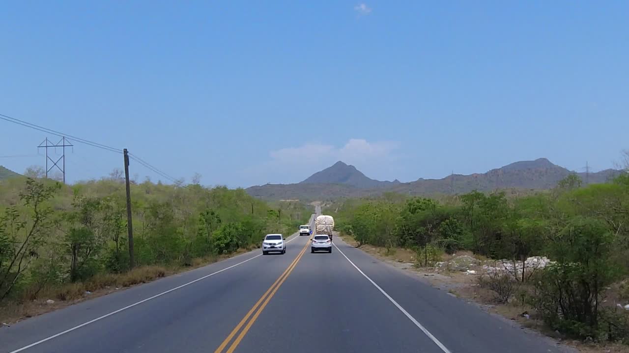 도미니카 공화국 남부의 주요 도로 중 하나인 아주아라는 도시로 진입