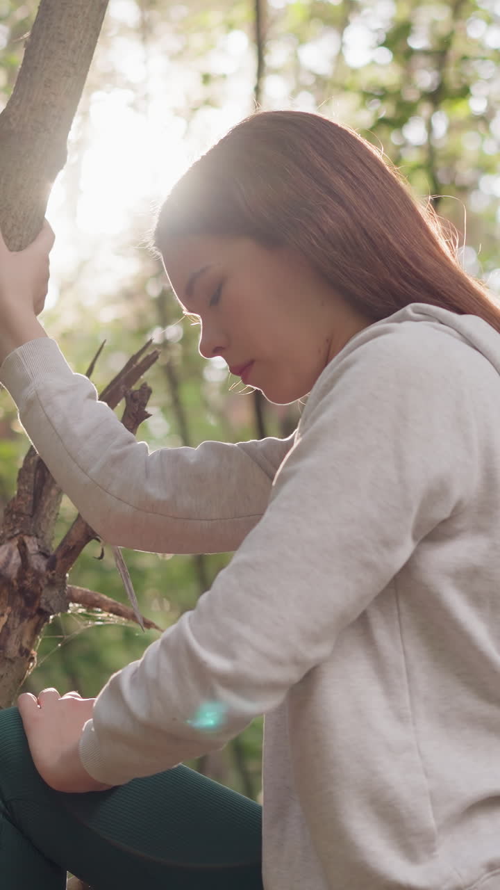 공원에서 조을 한 후 구부러진 다리를 는 젊은 여성. 자연에서 달린 후 근육을 긴장시키기 위해 스트레칭 운동을 하는 여성. 운동 후 긴장을 풀기