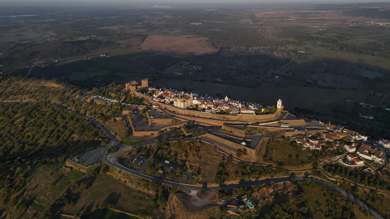 pueblo de monsaraz en paisaje rural al amanecer, portugal