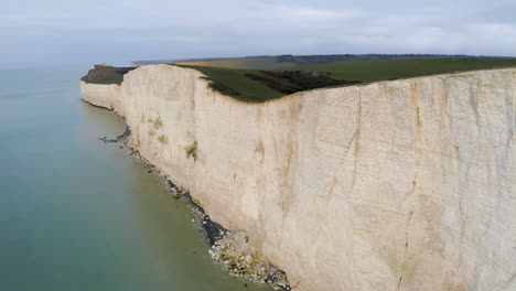 toma aérea volando junto con las siete hermanas en la costa sur de inglaterra en east sussex con enormes acantilados de tiza blanca, cerca de eastbourne