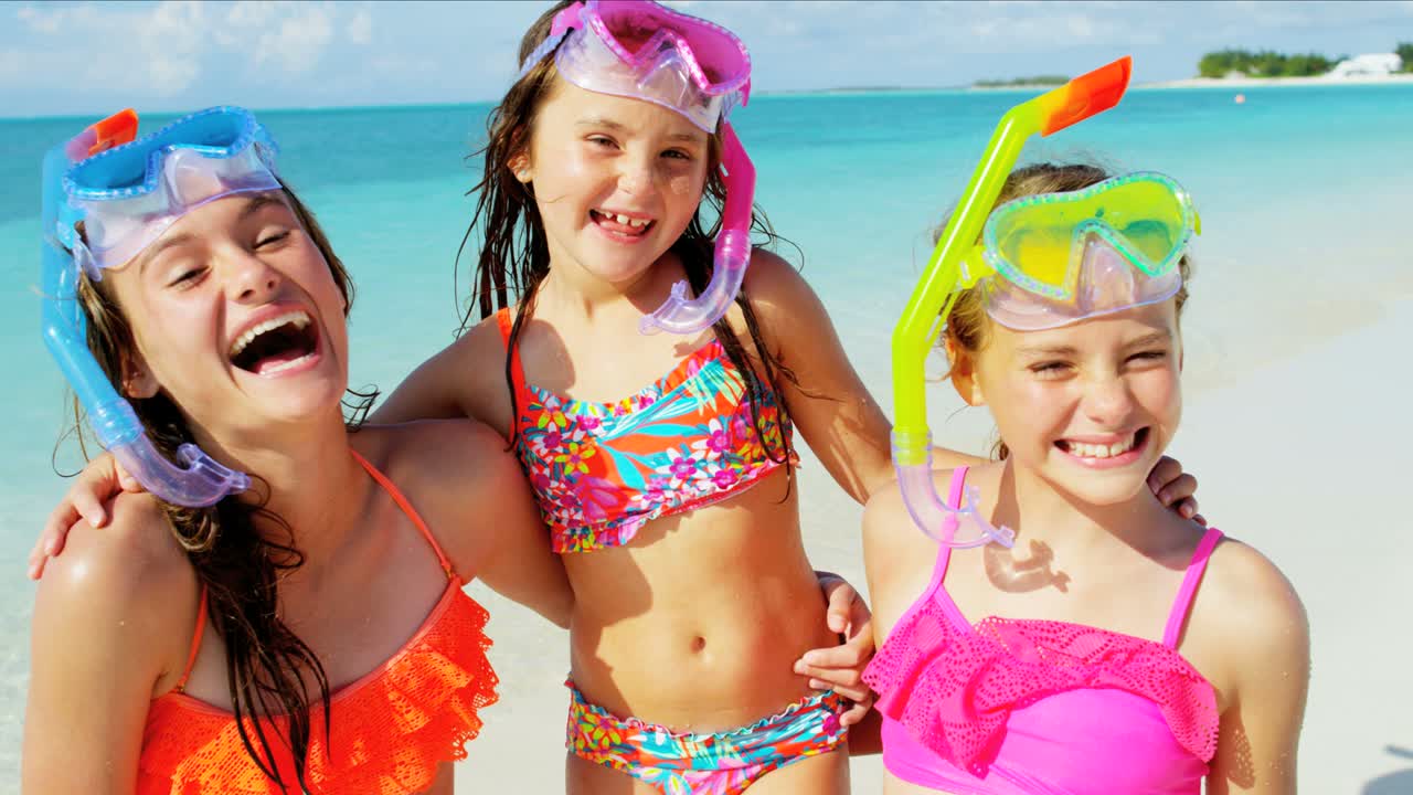 물놀이 휴가를 즐기는 백인 자매들의 초상화