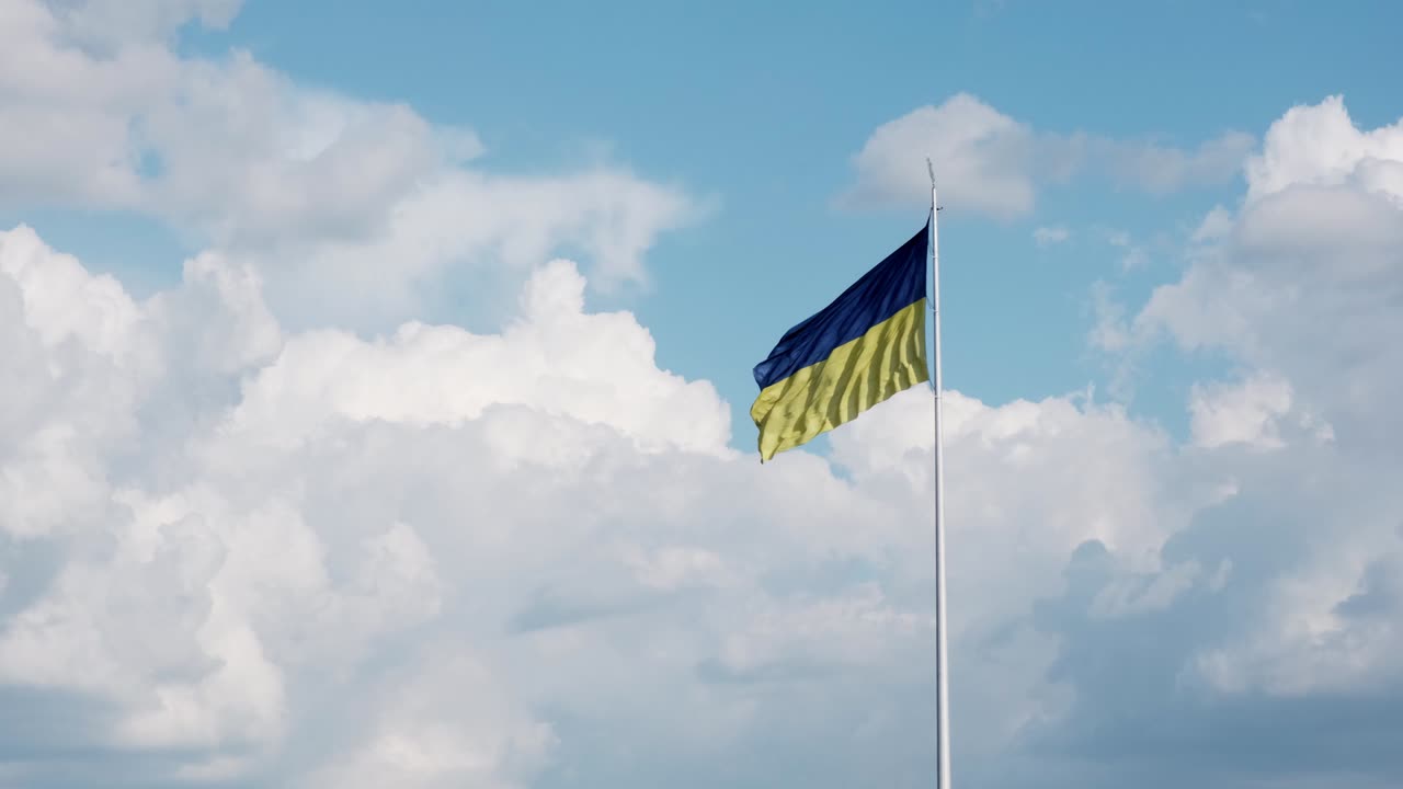 우크라이나의 발은 구름이 있는 하늘의 배경에 펼쳐져 있습니다.