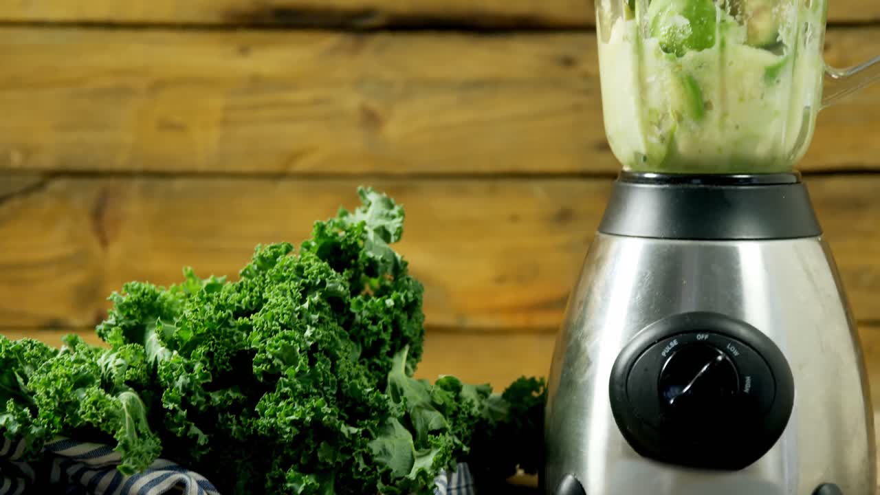 vegetales de hoja con jugo fabricante preparando jugo 4k