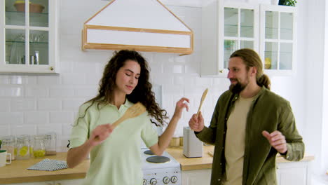 Pareja-Cantando-En-La-Cocina