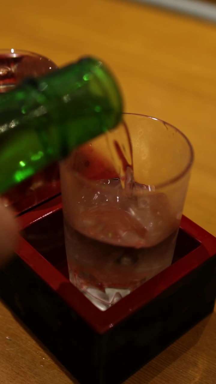 사케가 얼음 위에 부어지는 장면