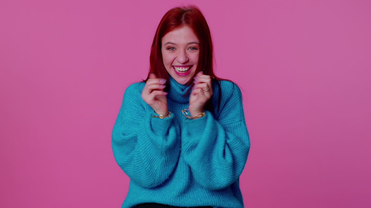 소녀는 행운을 기원하고 갑자기 꿈이 실현되고, 기다리는 복권 우승에 대해 놀랐습니다.