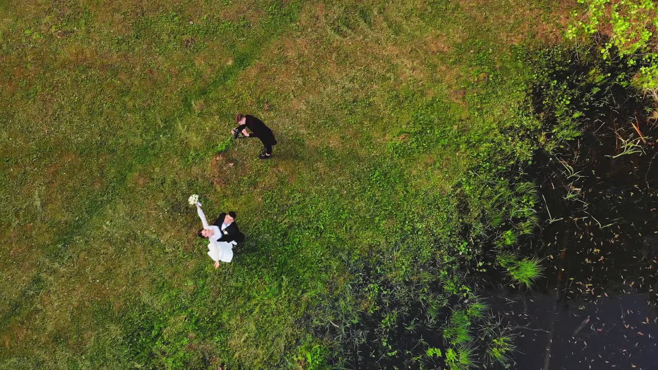 풍경적인 숲 자연 야외에서 사진작가에게 포즈를 취하는 신부