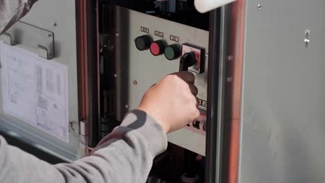 los ingenieros eléctricos inspeccionan los sistemas eléctricos en el gabinete de control de equipos