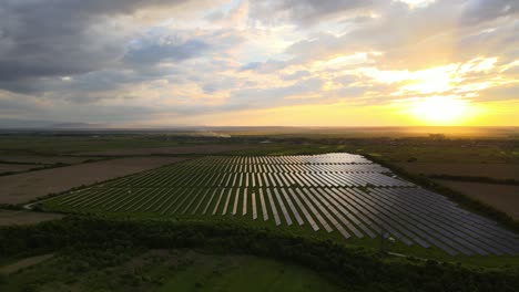 vista aérea de una gran central eléctrica sostenible con filas de paneles fotovoltaicos solares para producir energía eléctrica ecológica limpia al atardecer. electricidad renovable con concepto de cero emisiones