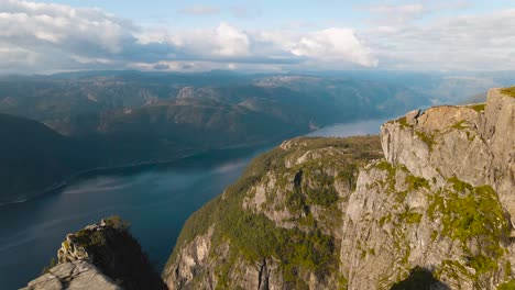 ¿vista aérea desde un avión no tripulado sobre el famoso acantilado en noruega, skomakarnibb?