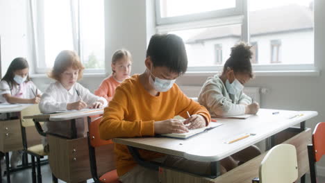 Schüler-Sitzen-Im-Klassenzimmer.