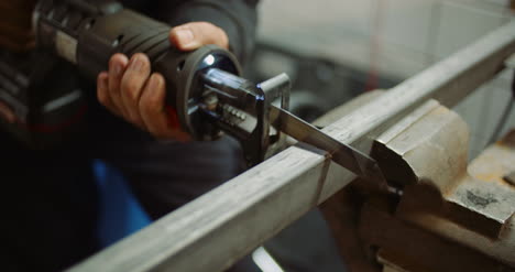 Pieza-De-Metal-Para-Trabajadores-De-La-Industria-Con-Sierra-Eléctrica-9