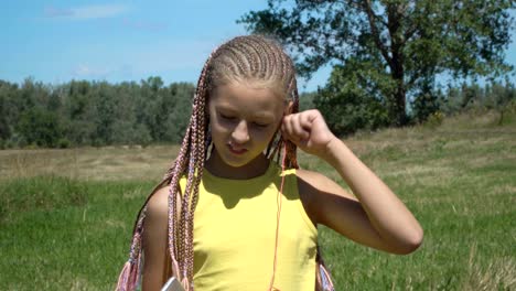 chica en auriculares escuchando musica