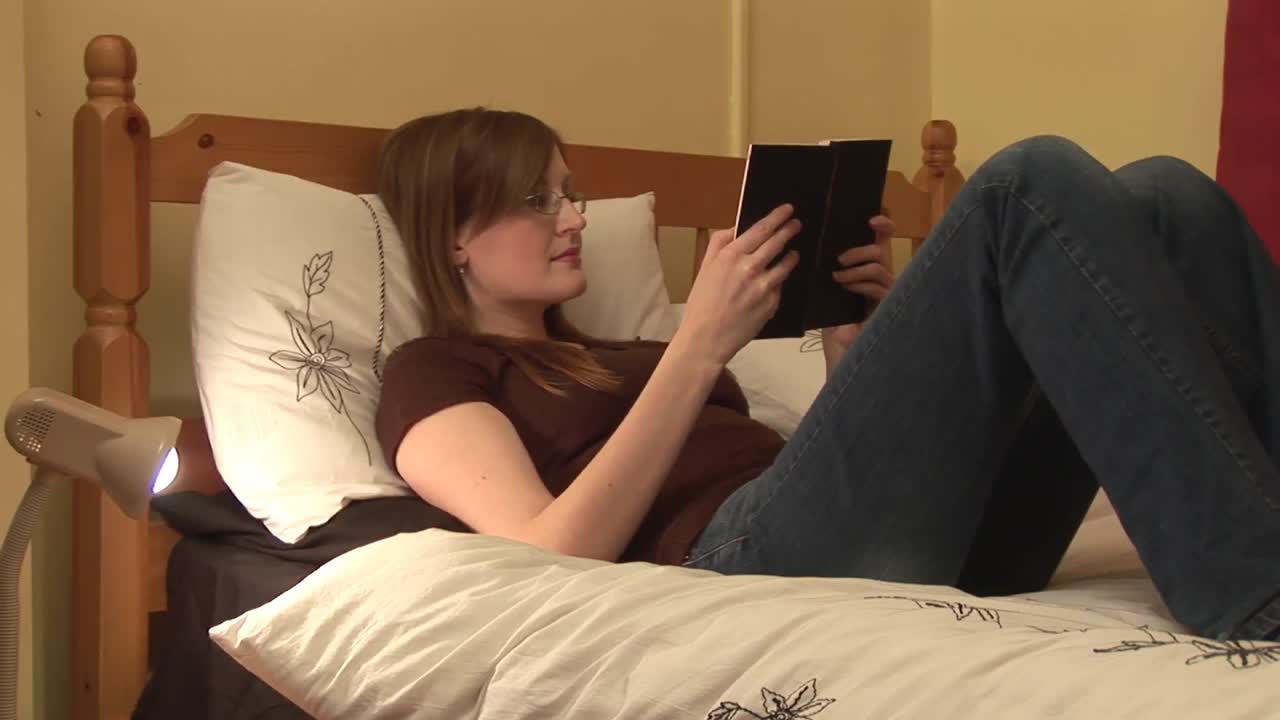 집에서 휴식을 취하는 여성의 스 ⁇  영상