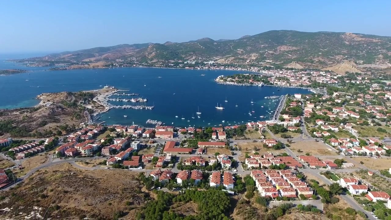 Türkiye'de Bir Sahil Kasabası ve Marinanın Kuşbakışı Görünümü