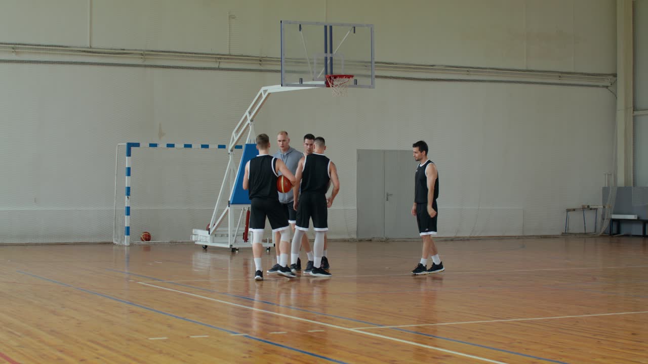 Squadra di basket che gioca al chiuso