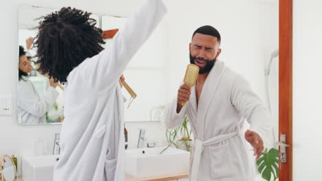 pareja cantando y bailando en un baño