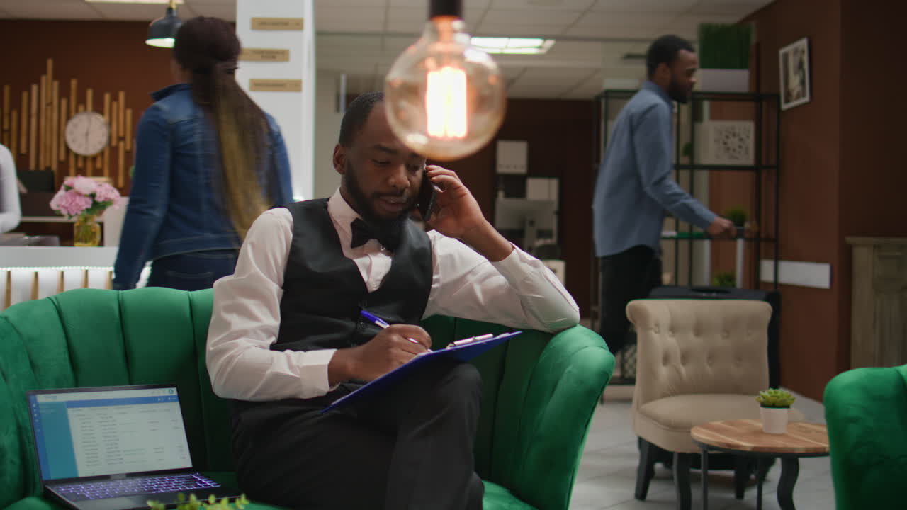 el portero hablando por teléfono.