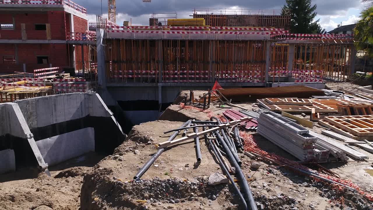 construcción de edificios con grúas vista aérea