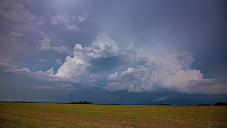 combinar cosechadora recoger cultivos con un espectacular paisaje de nubes por encima - lapso de tiempo