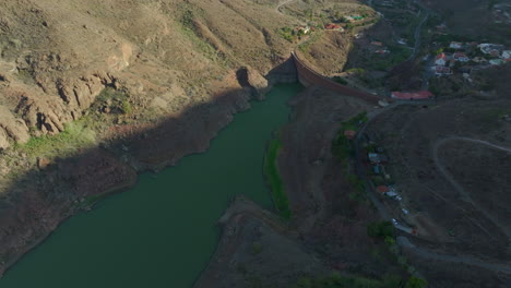 Volando-Sobre-La-Presa-De-Ayagaures-En-La-Isla-De-Gran-Canaria-En-Un-Día-Soleado-Y-Un-Hermoso-Entorno-Natural