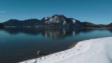 pintoresco lago bávaro walchensee en el sur de alemania en las montañas de los alpes cerca de austria