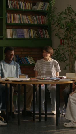 estudiantes en una biblioteca estudiando