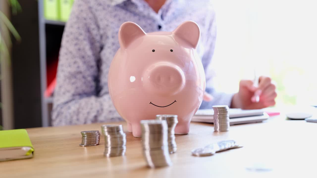 Hucha de cerdito con monedas