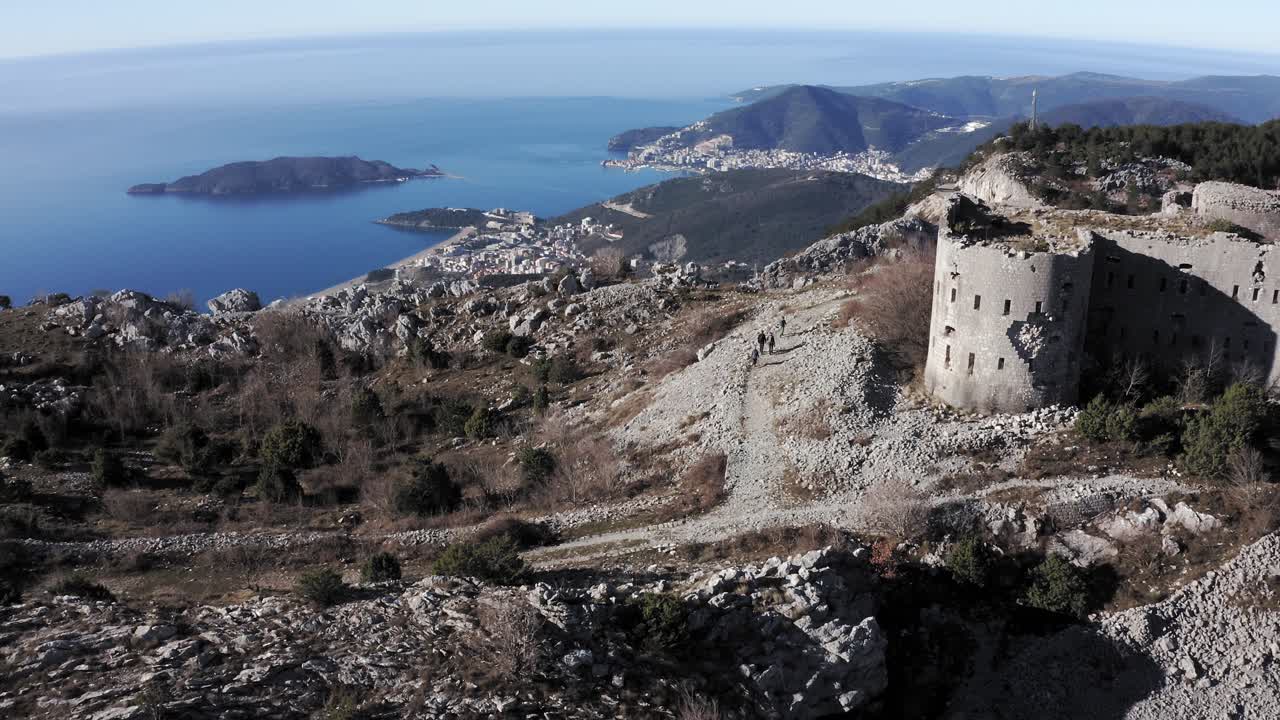 antena - fort kosmac y el mar adriático, montenegro, pan a la derecha