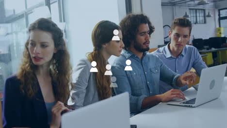 animación de iconos de medios sobre diversos colegas que usan computadora portátil en la oficina