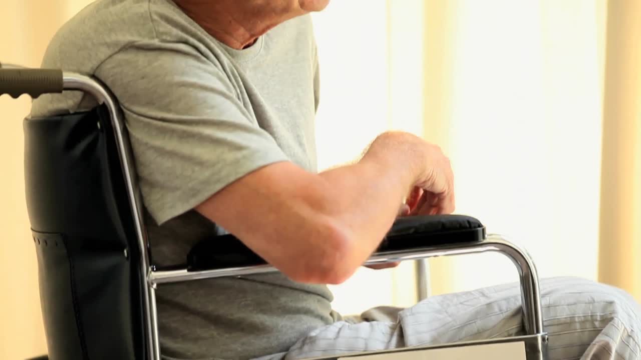 ⁇ 체어 에 앉아 있는 사람 이 무언가를 보고 있다