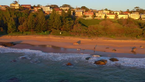 Jones-Beach-and-Cliff-Houses-in-Kiama-Downs,-New-South-Wales,-Australia---aerial-drone-shot