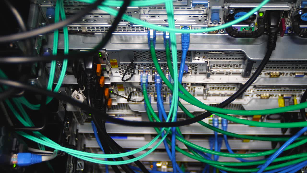 servidor con cables conectados