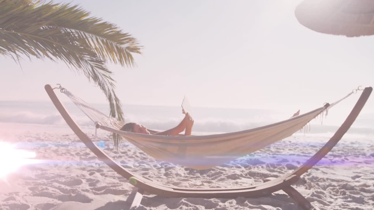 animación de puntos de luz sobre una mujer caucásica acostada en una hamaca en la playa