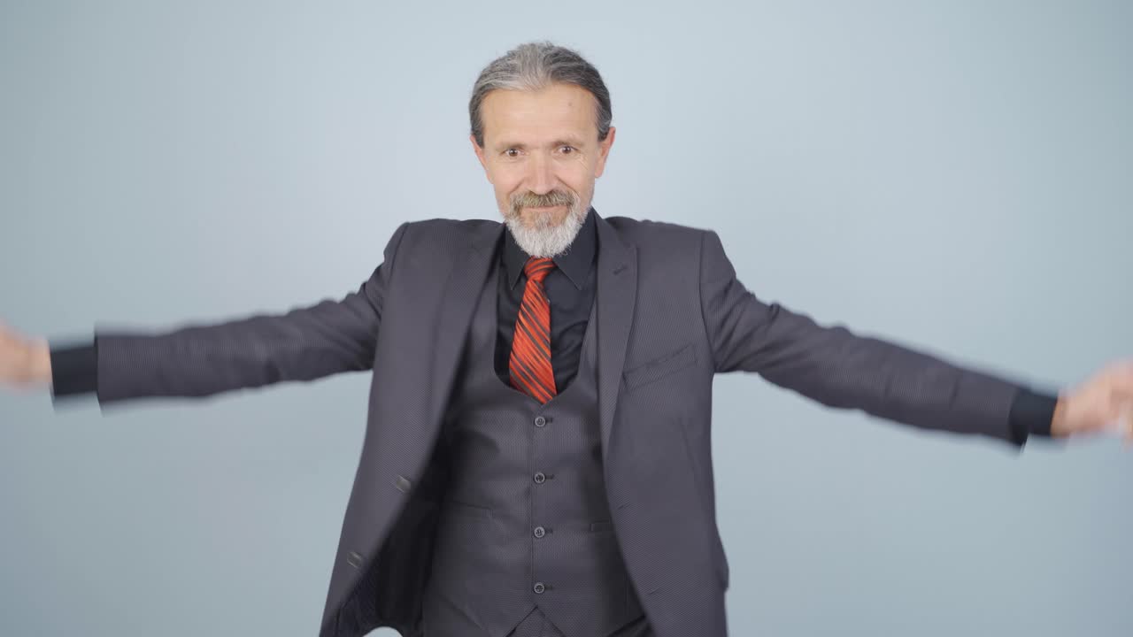 비즈니스맨이 카메라 앞에서 심장을 짓고 있습니다.