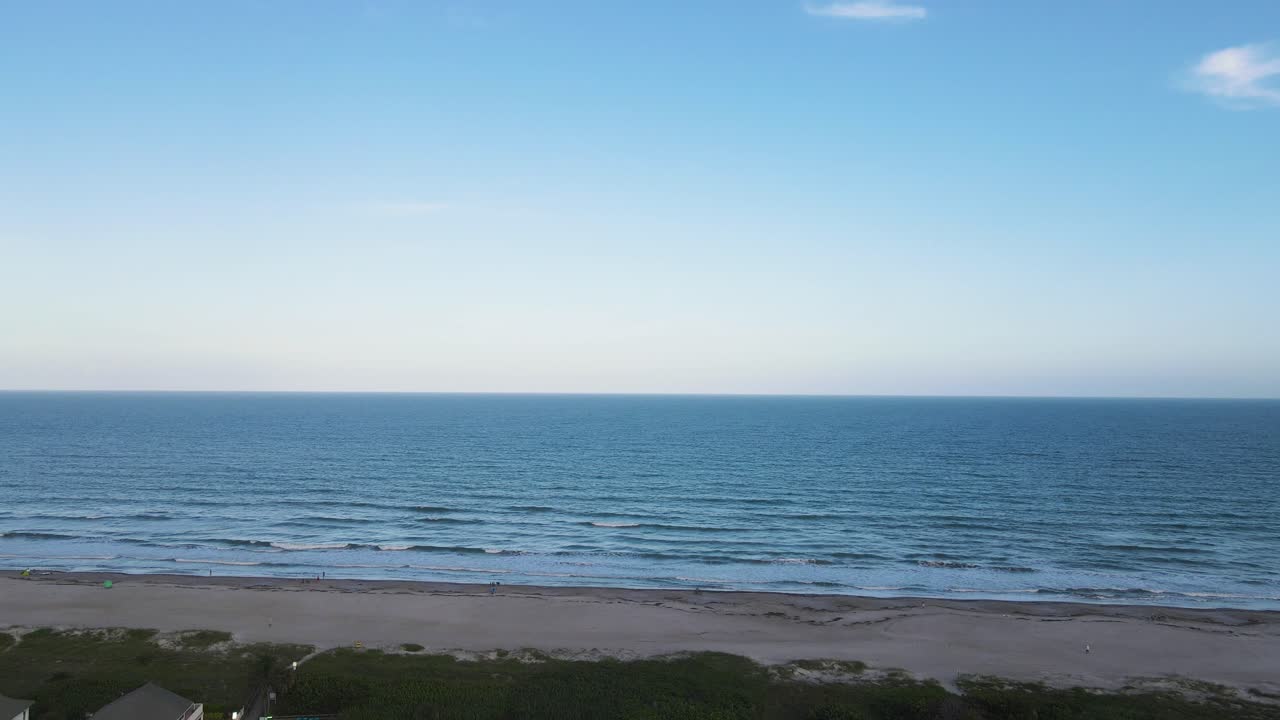 플로리다 코코아 해변의 고요한 바다 풍경, 항공 설립자