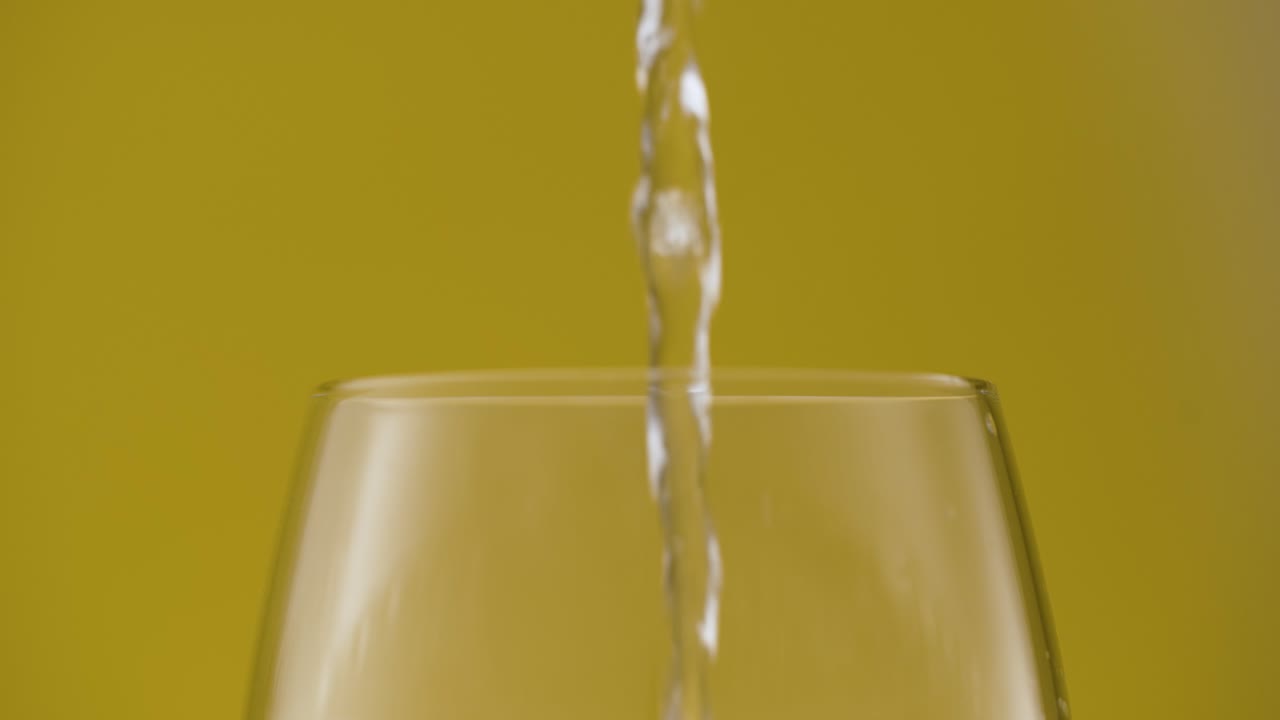 한 잔 에 탄산수 를  ⁇ 고, 가까이 가십시오