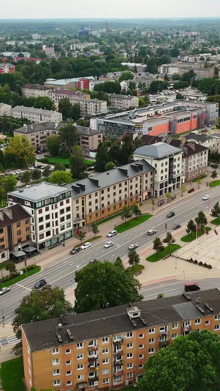 Vista verticale del paesaggio urbano di Jelgava, Lettonia, con aree verdi