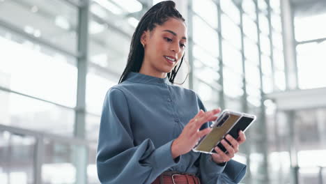 mujer de negocios, tableta y feliz para las redes sociales