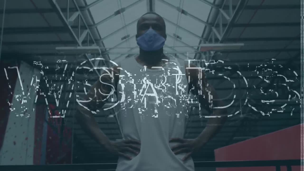 체육관 에 서 있는 얼굴 마스크 를 착용 한 아프리카계 미국인 남자 에 대한 오류 효과 로 문자 를 시작 하십시오