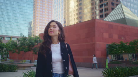 Primer-Plano-Mujer-Hermosa-Caminando-Por-La-Ciudad.-Chica-Asiática-Disfrutando-De-La-Arquitectura-Urbana.