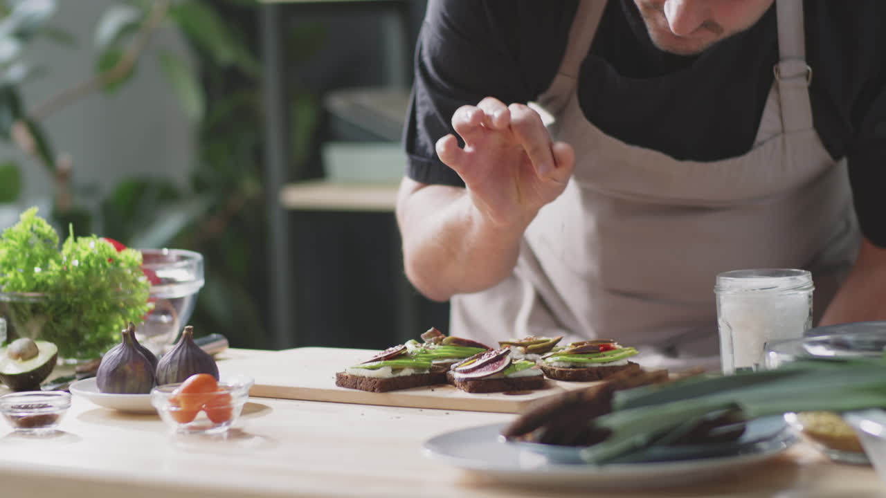 chef preparando deliciosos sándwiches saludables