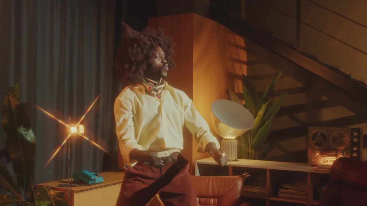 Uomo nero energico che balla musica disco in uno studio in stile retrò