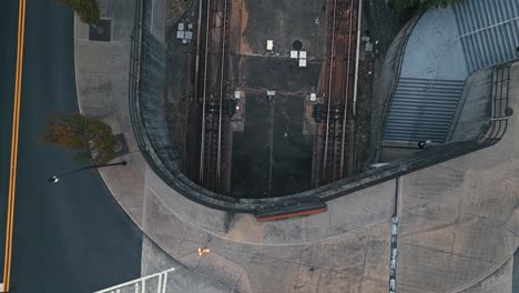 fotografía aérea de arriba hacia abajo de coches estacionados en las vías del metro de la ciudad de atlanta - paso aéreo