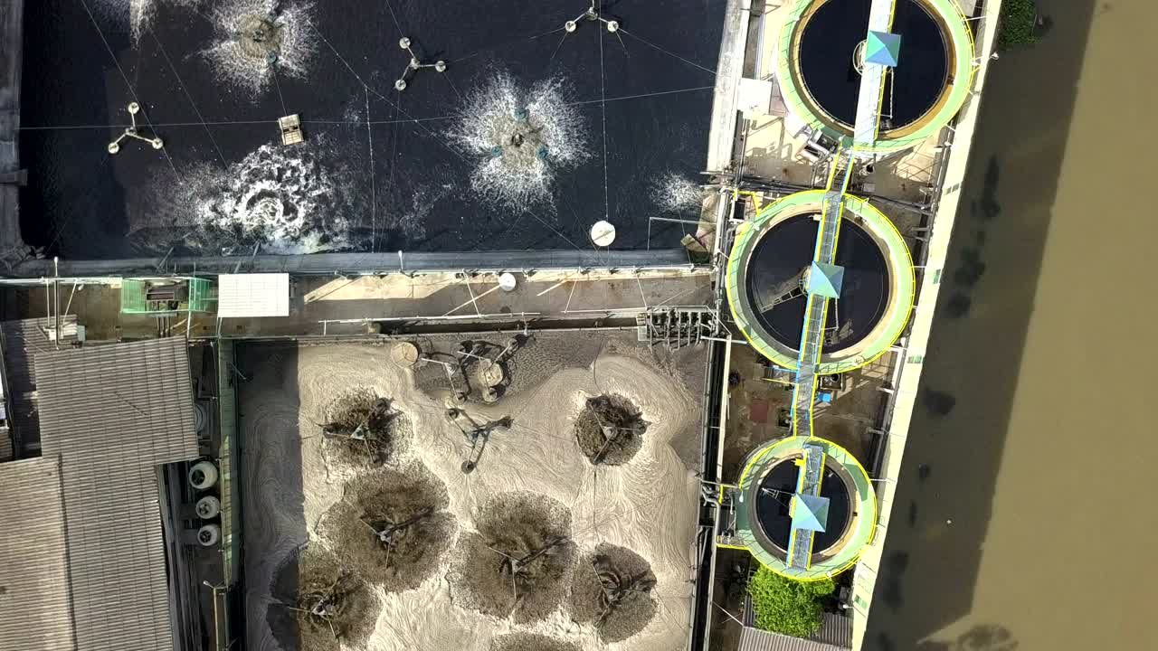 공중 상단에서 볼 수 있는 산업 구역의 폐수 처리 시스템의 4k