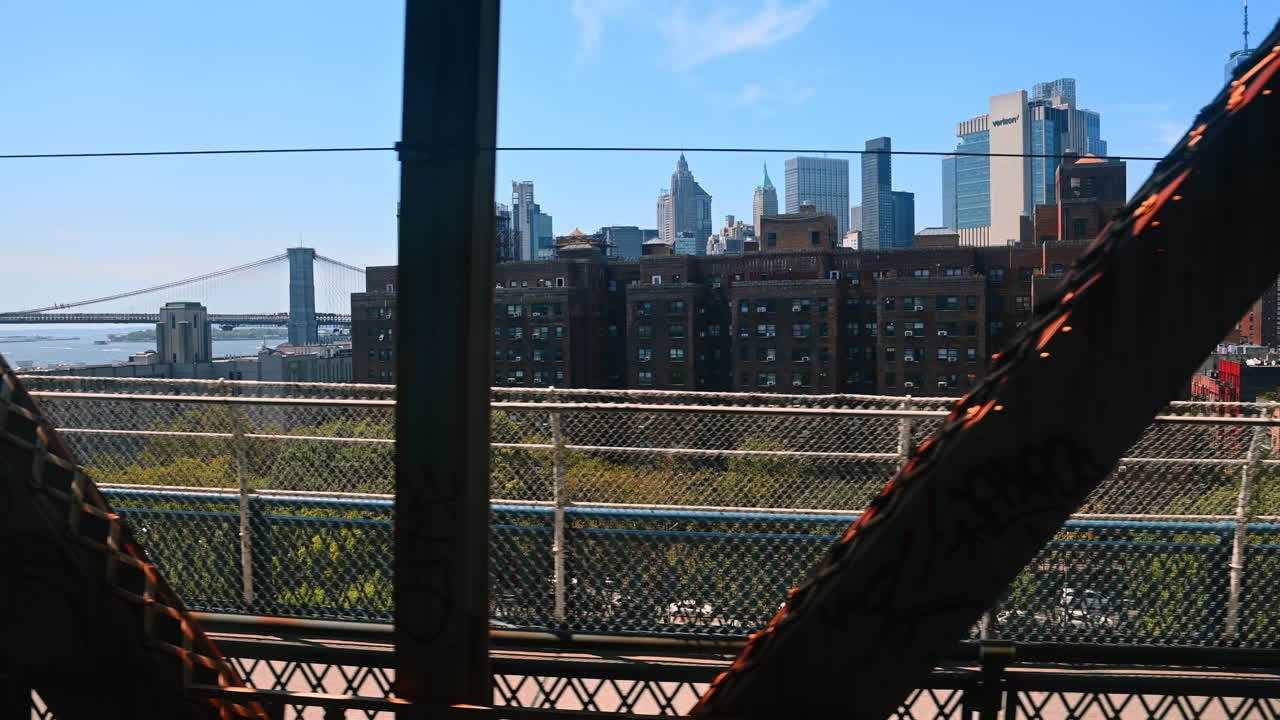 Jersey, États-Unis, 1er juillet 2025 : voyage à l’intérieur du train passant par le pont de Manhattan. Vue sur le paysage urbain de New York en toile de fond.