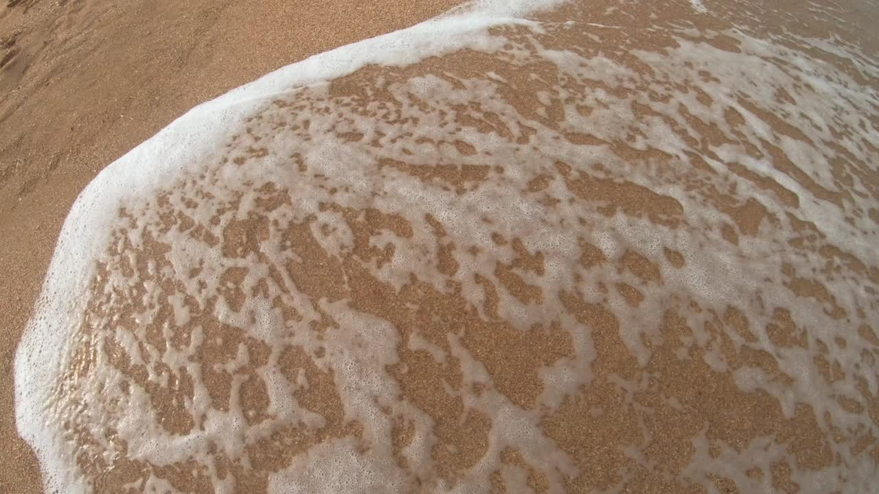 모래 위에 바다 글자가 바다 물을 어 버립니다.