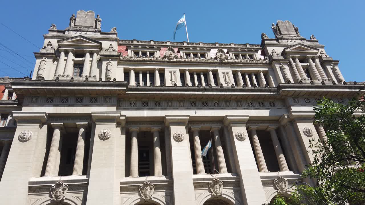 Panoramica sul Palazzo di Giustizia, punto di riferimento governativo argentino con bandiera nazionale nel verde urbano della città di Buenos Aires, skyline diurno, architettura storica